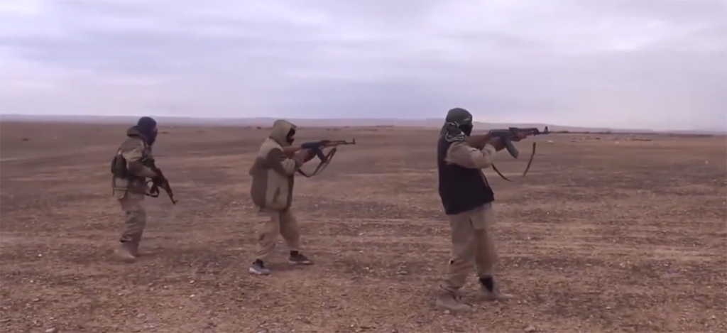 IS-strijders schieten op vluchtende soldaten nabij Palmyra, beeld: IS-persbureau Amaq
